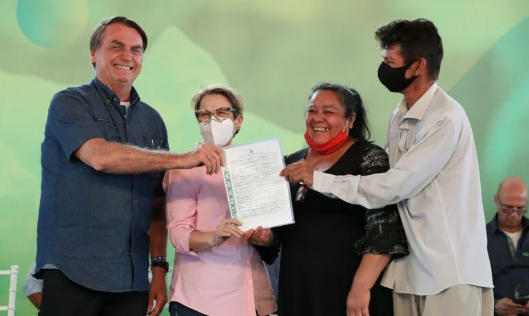 Entrega de títulos de posse de terra a agricultores familiares da comunidade Santa Mônica em Terenos (MS).