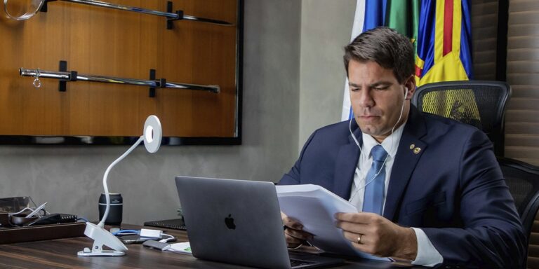 Capitão Contar e outros deputados apresentaram projeto para permitir porte de arma para CACs