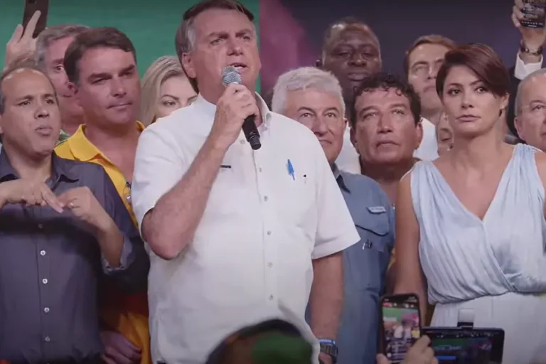 Presidente Jair Bolsonaro discursa durante "movimento filia Brasil"