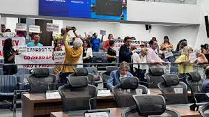 Servidores aposentados voltam à Alems para cobrar novamente redução na alíquota de 14%