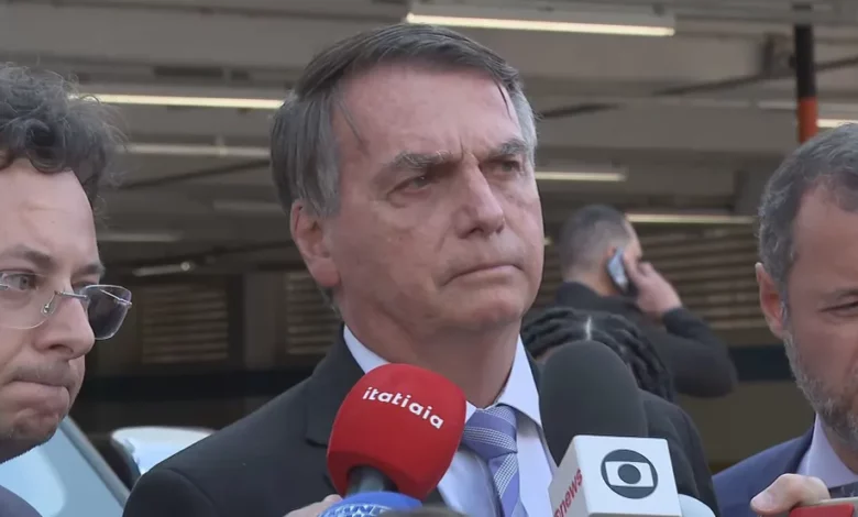 ‘Dormir na embaixada e conversar com embaixador é crime?’, questiona Bolsonaro